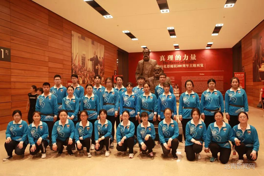 参观纪念马克思诞辰200周年展副本.jpg