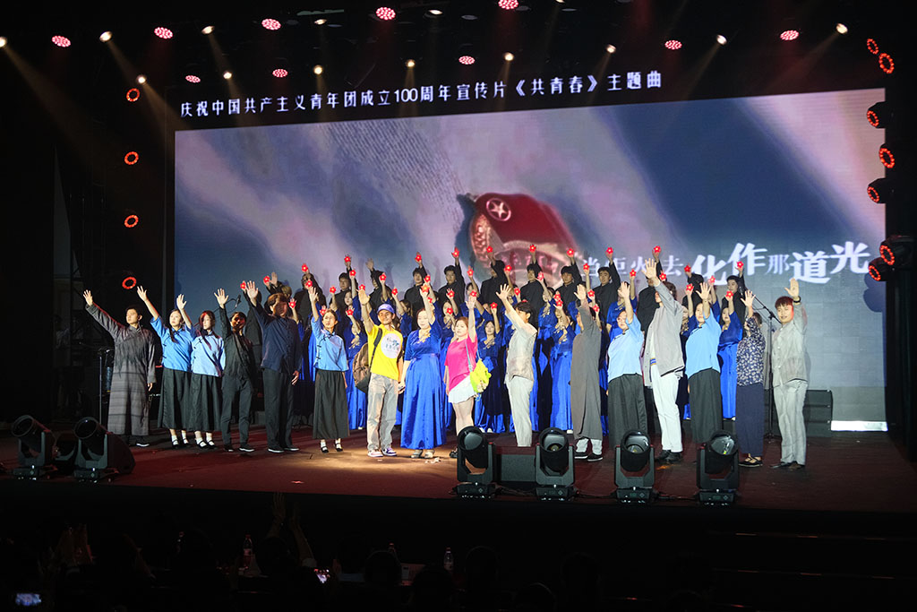红五月舞台照.jpg