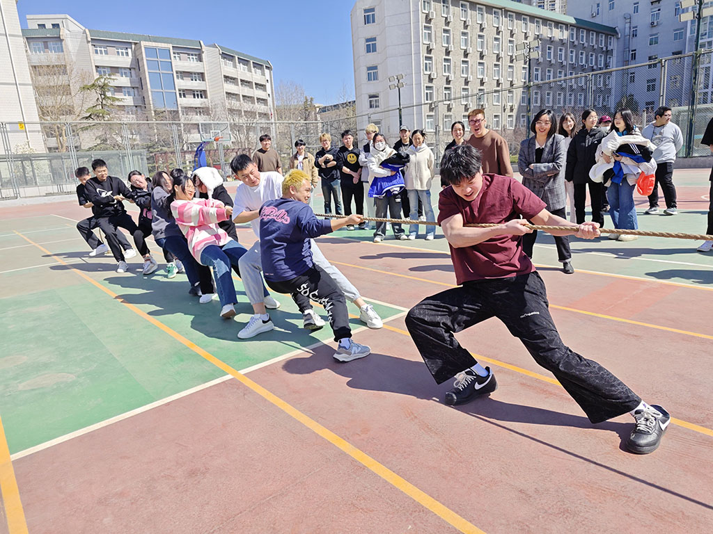 拔河比赛23学前中外2班风采.jpg