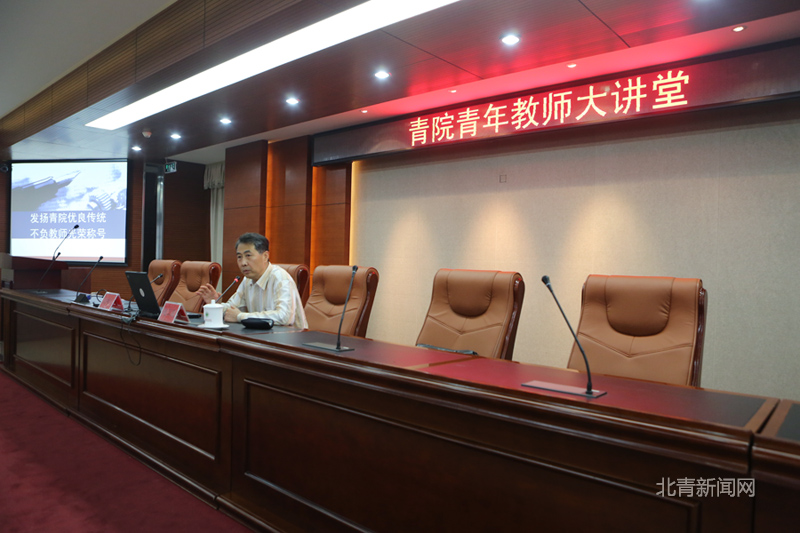 赵老师讲课.jpg