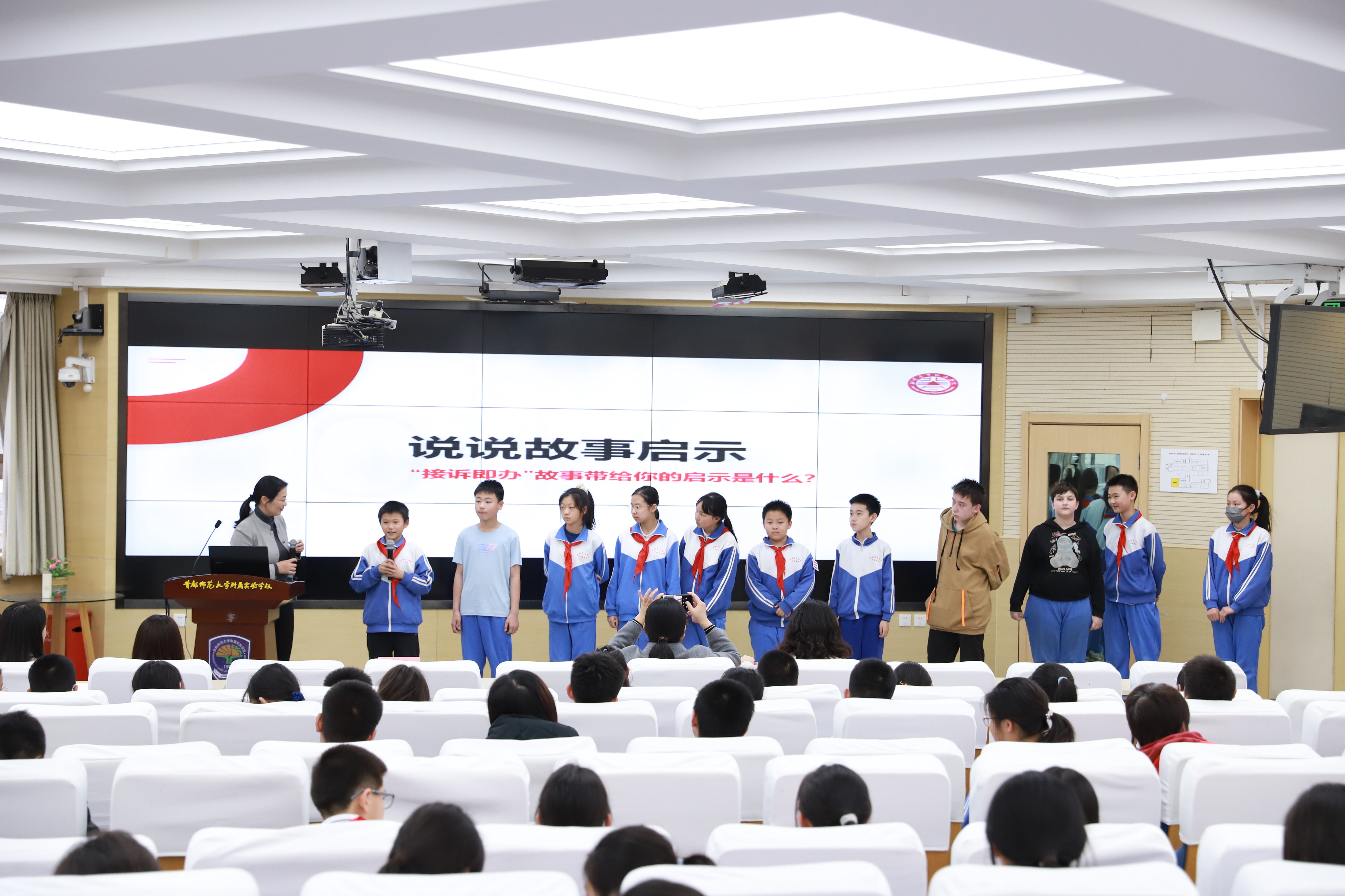 04.周敏在首师实验小学部授课.JPG