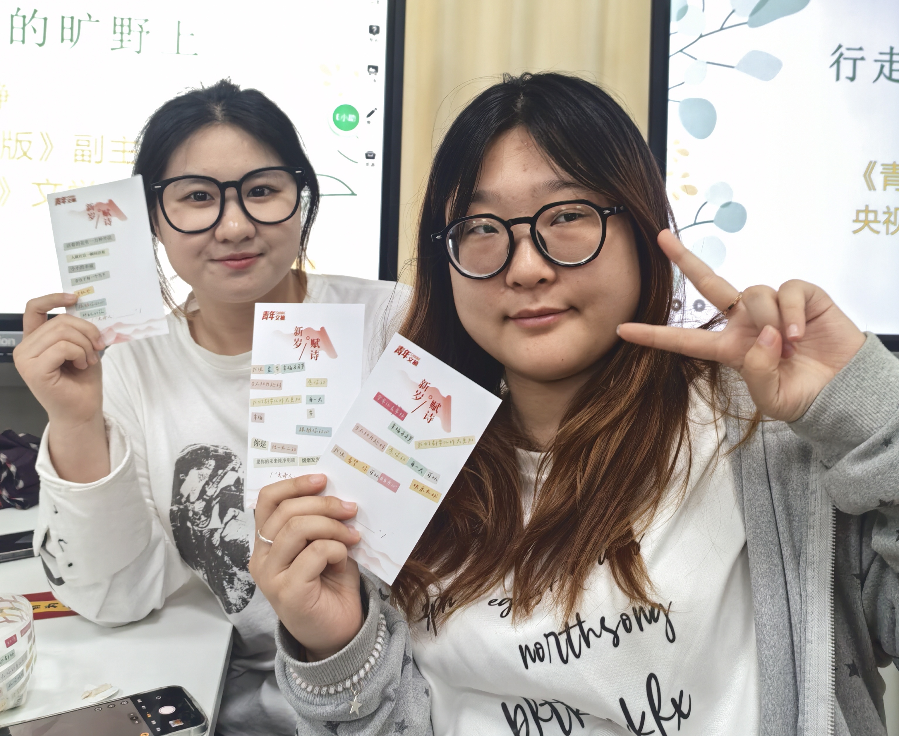 原野讲座现场学生展示2人.jpg