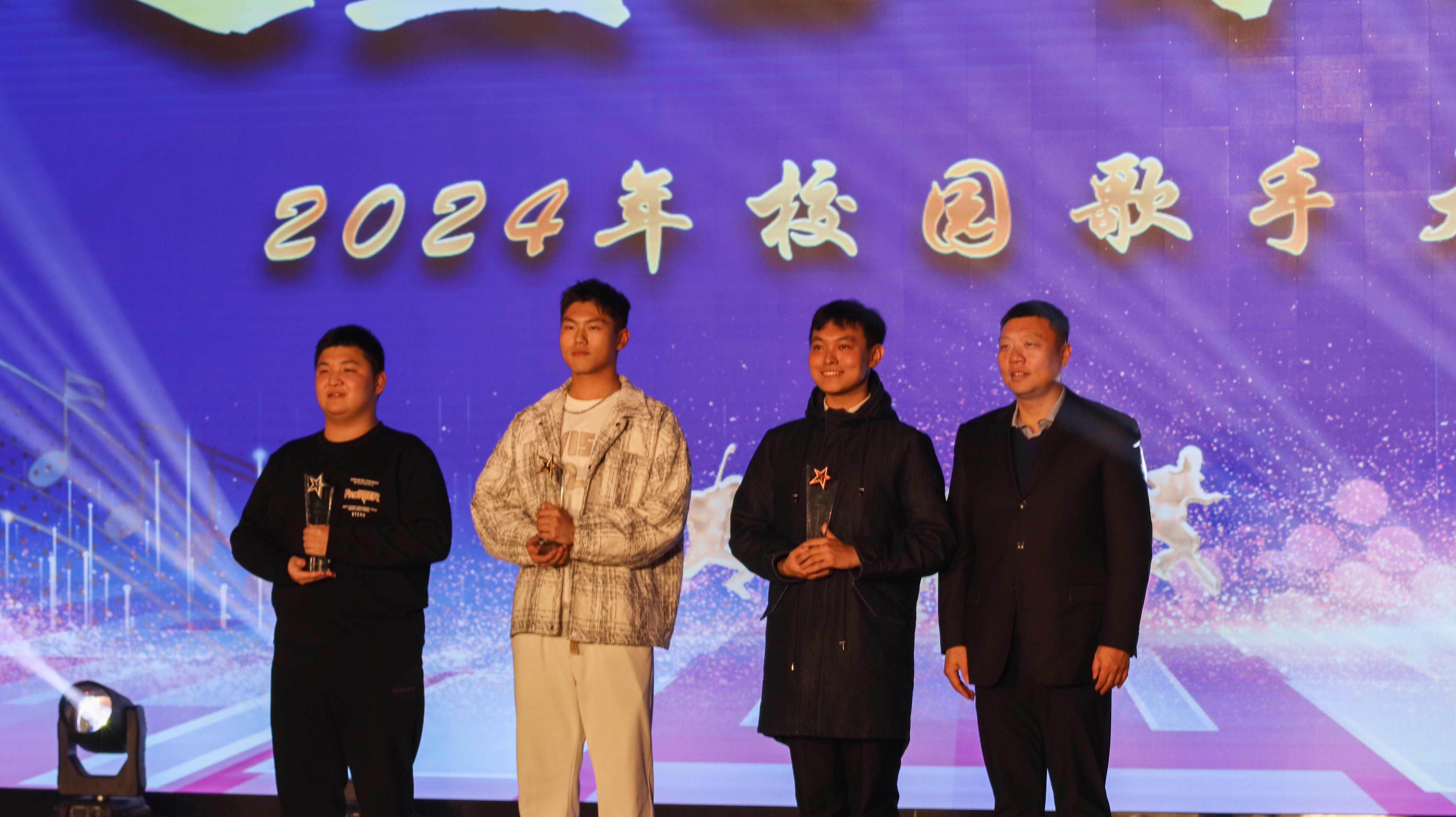刘炳全为获得冠亚季军选手颁发奖杯.jpg