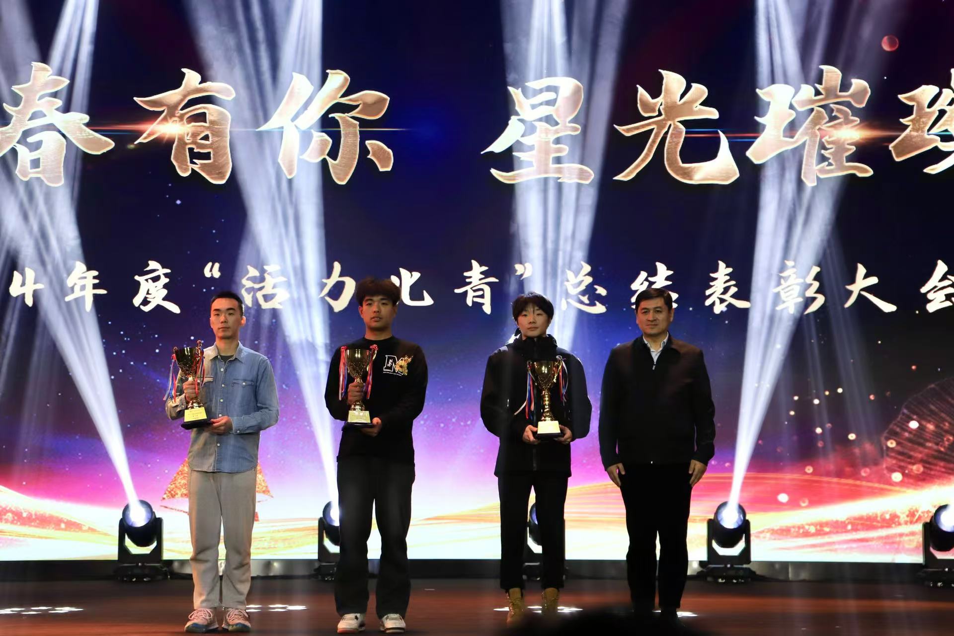 杨书记为获奖同学颁奖.jpg