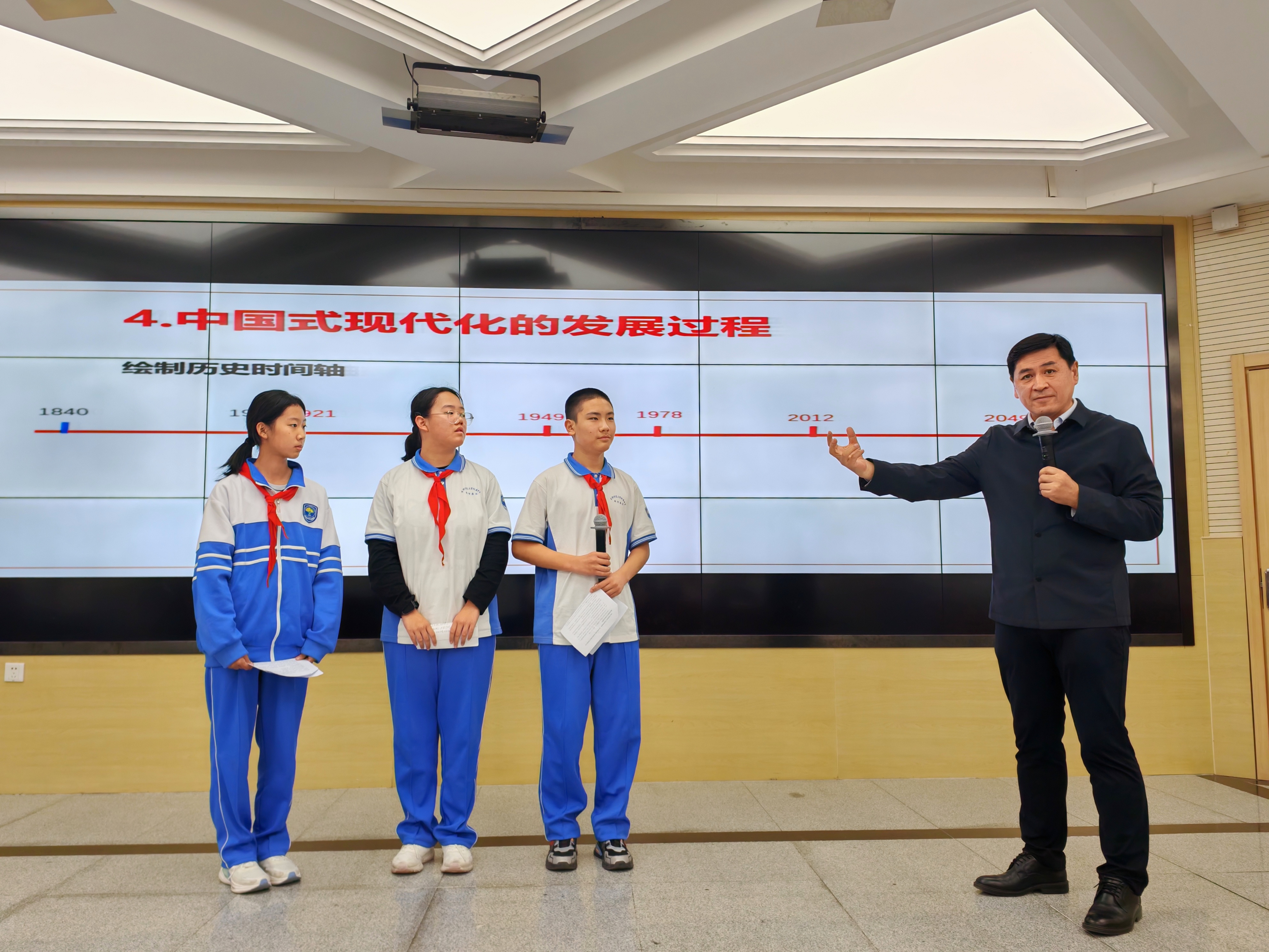 杨书记讲课照片.jpg