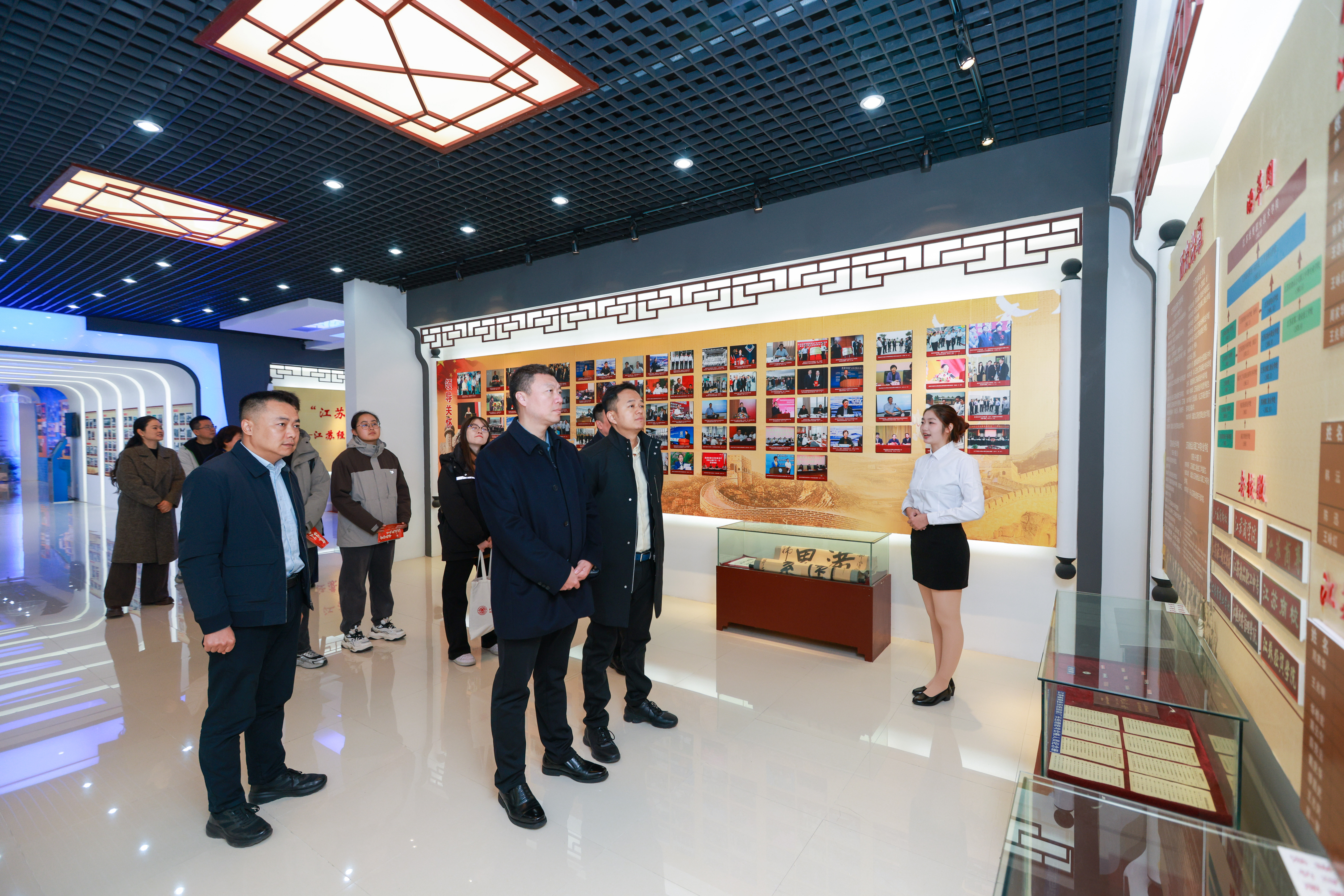 江苏经贸职业技术学院集体参观校史馆.jpg