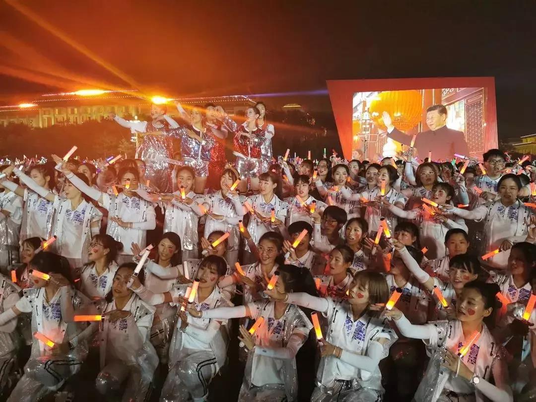 参加国庆70周年群众联欢.jpg